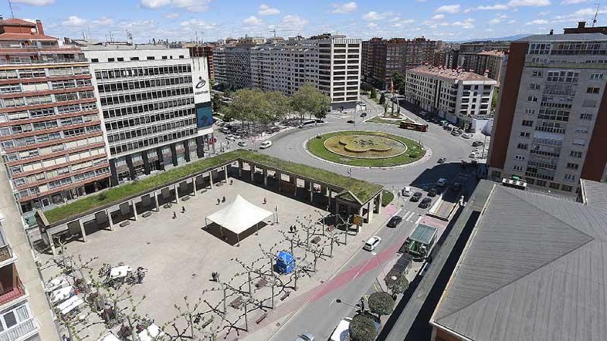 La plaza de España puede convertirse en el eje del transporte intermodal de la capital burgalesa.-RAÚL OCHOA