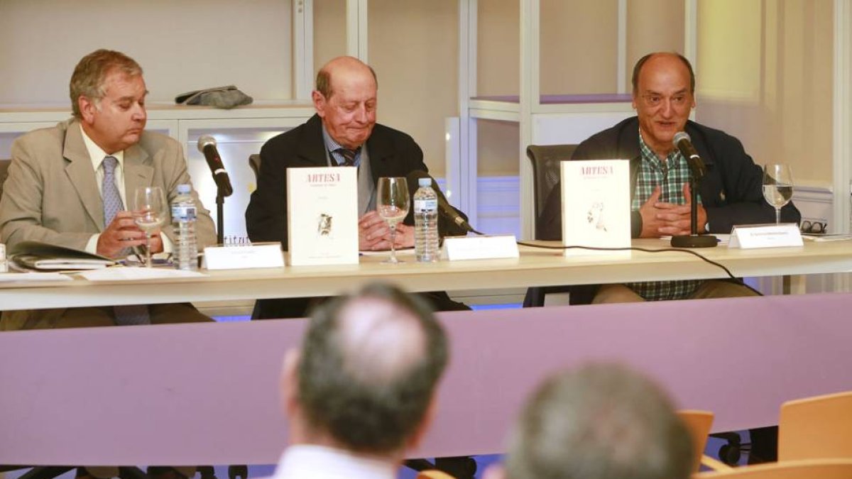 Luis Conde (i.) y Gustavo Martín Garzo flanquean a Antonio Bouza, director y alma de ‘Artesa’.-Raúl Ochoa