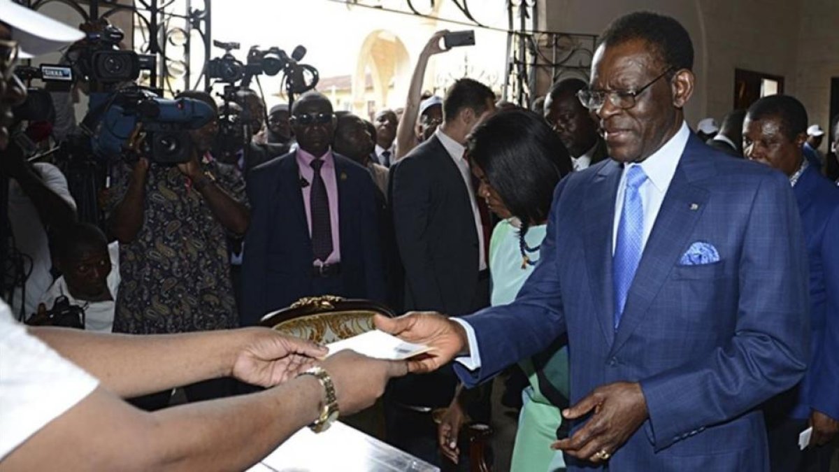 Teodoro Obiang Nguema y su mujer votan en un centro electoral, en Malabo, este domingo.-EFE