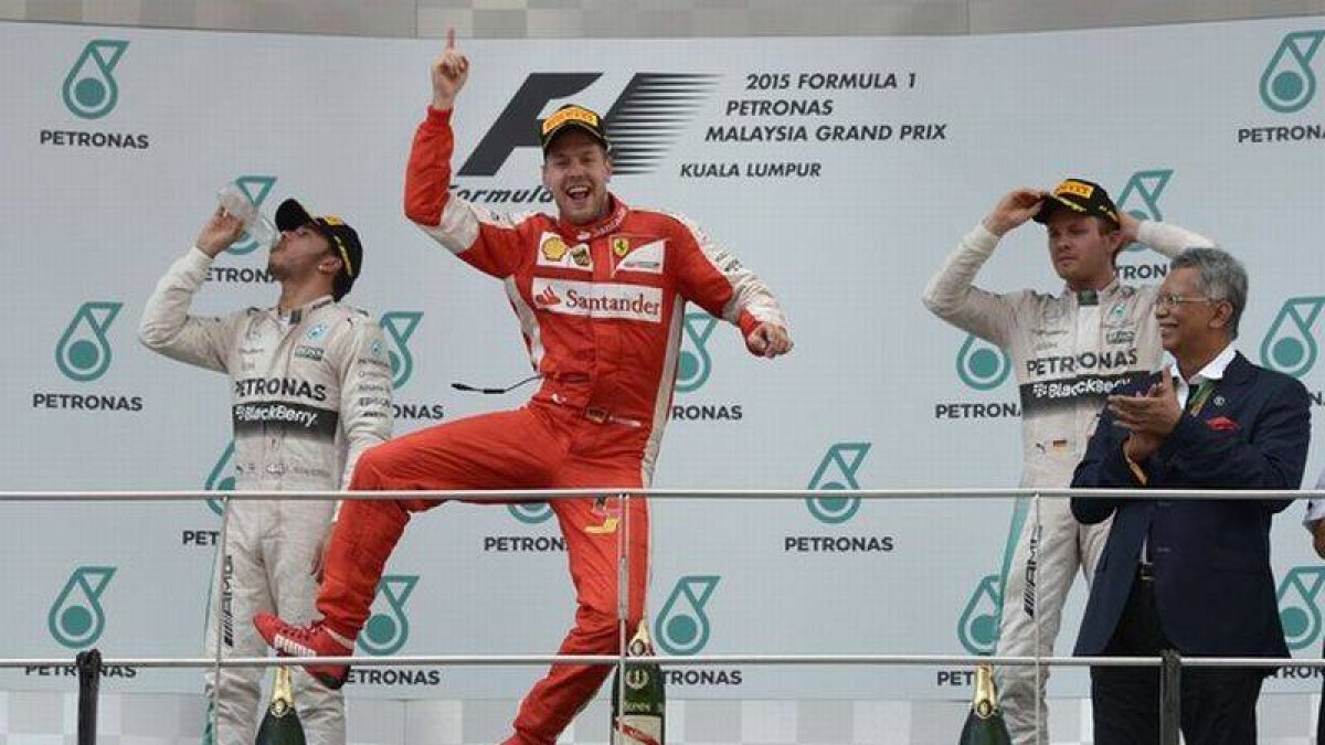El piloto de Ferrari Sebastain Vettel celebrando su triunfo en el podio de Malasia.-Foto: MOHD RASFAN / AFP