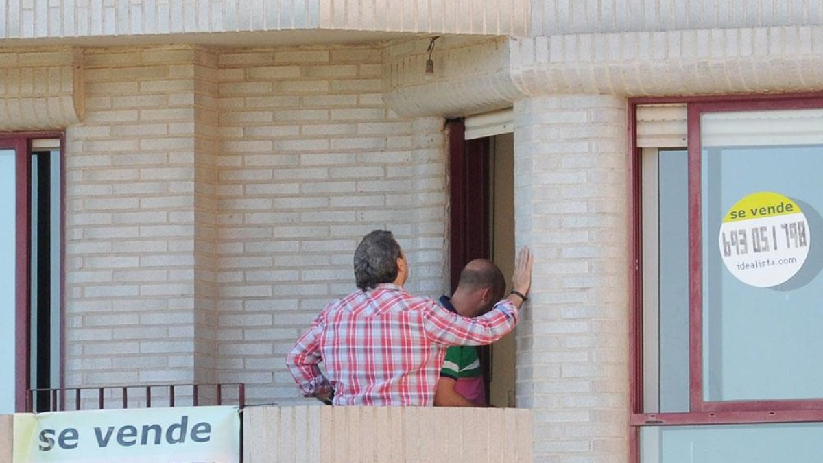 Dos personas visitan un piso en venta de la capital burgalesa.-ISRAEL L. MURILLO