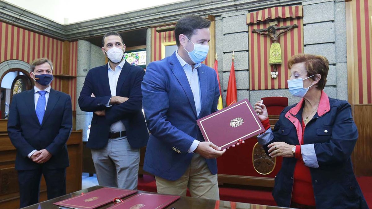 Daniel de la Rosa entrega a Irene Olmos, presidenta del ente gestor del ARU, la carpeta del convenio. RAÚL G. OCHOA