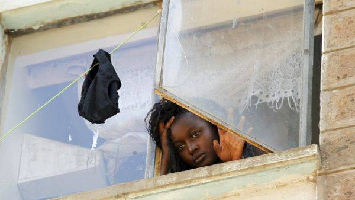 Una estudiante mira a través de una ventana en la residencia de mujeres del campus de Kikuyu, en Nairobi.-Foto: REUTERS / THOMAS MUKOYA