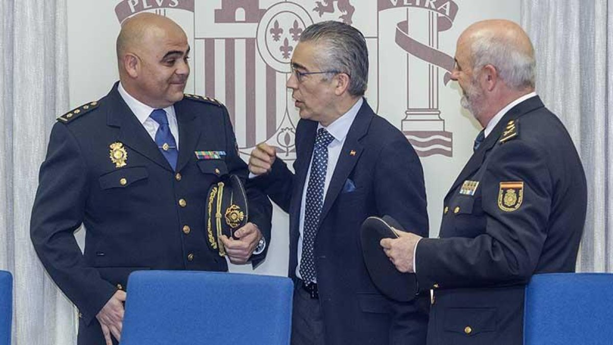 A la izquierda, Jesús María Nogales, junto al subdelegado y el jefe superior de Policía.-SANTI OTERO