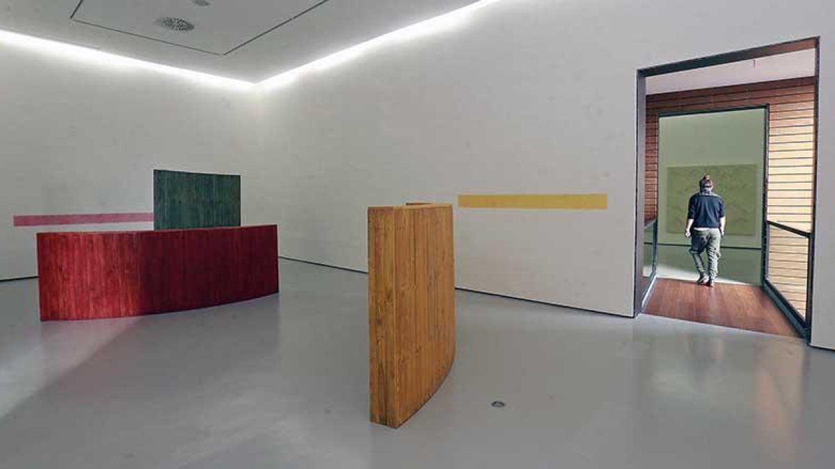 Vista de la segunda sala con una instalación de madera que lanza sus colores para dibujar líneas de horizonte.-Raúl Ochoa