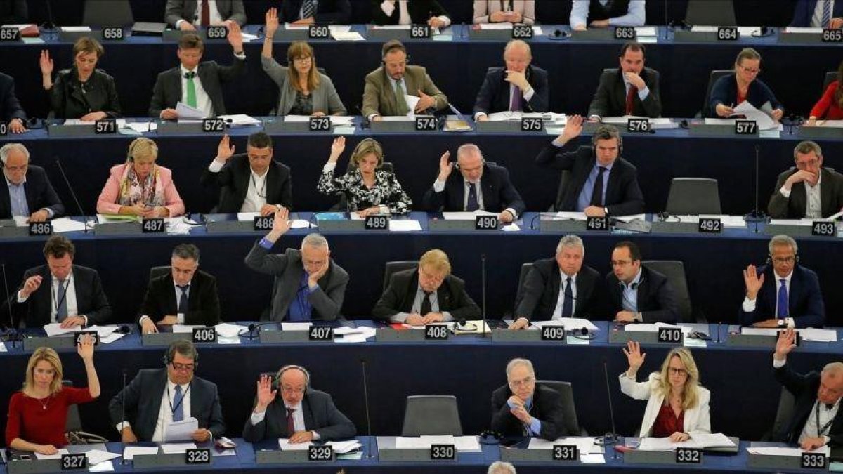 Votación en el Parlamento Europeo.-VINCENT KESSLER (REUTERS)