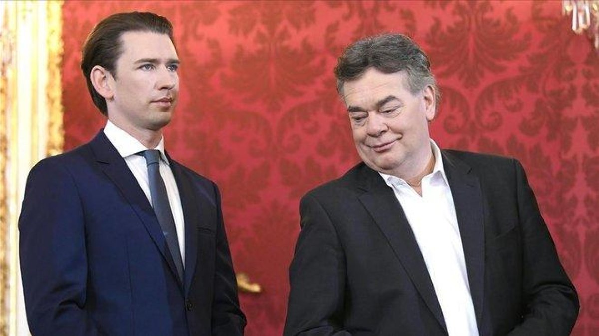 El canciller austriaco y presidente del OeVP, Sebastian Kurz (izquierda), y el líder de los Verdes y nuevo vicecanciller, Werner Kogler, durante la ceremonia de juramento del nuevo gobierno de coalición.-HANS KLAUS TECHT (DPA)