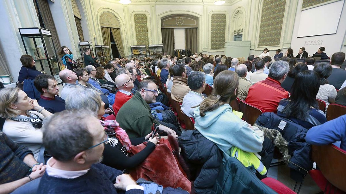 La Sala Polisón registró lleno en el debate de movilidad. RAÚL  G. OCHOA