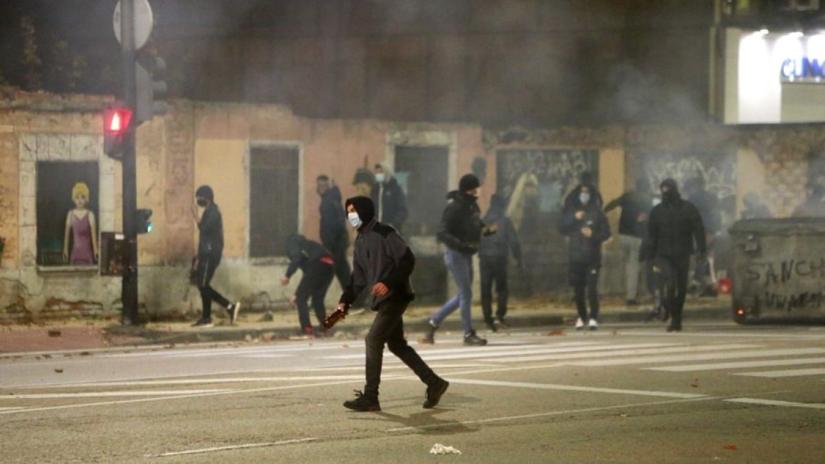 Los vándalos destrozaron 22 contenedores, rompieron marquesinas y causaron daños en tres patrullas de Policía. FOTOS: RAÚL OCHOA