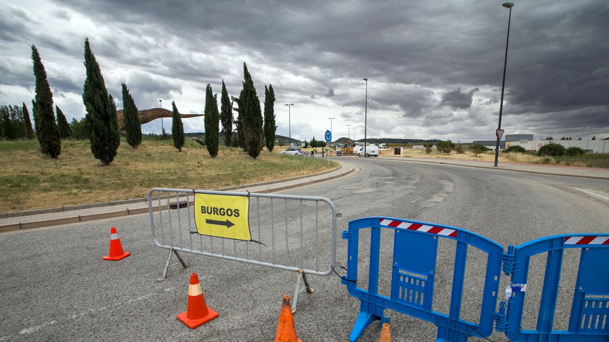 Vallas informativas del corte de tráfico con motivo de la instalación de las barracas. TOMÁS ALONSO