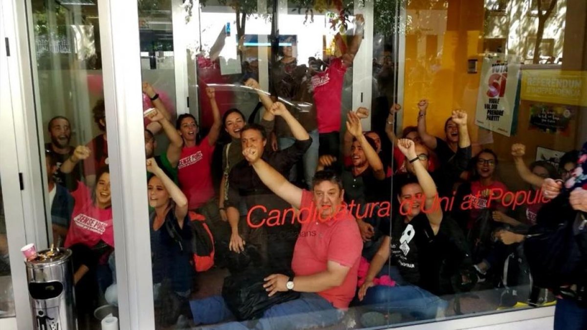 Miembros de la CUP en el interior de la sede del partido durante el registro-CUP