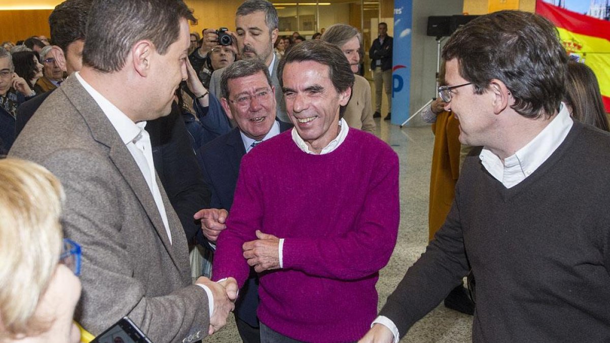 El presidente de las Cortes, Ángel Ibáñez, saluda a José María Aznar. A su derecha, el candidato del PP a presidir la Junta, Alfonso Fernández Mañueco.-ISRAEL L. MURILLO