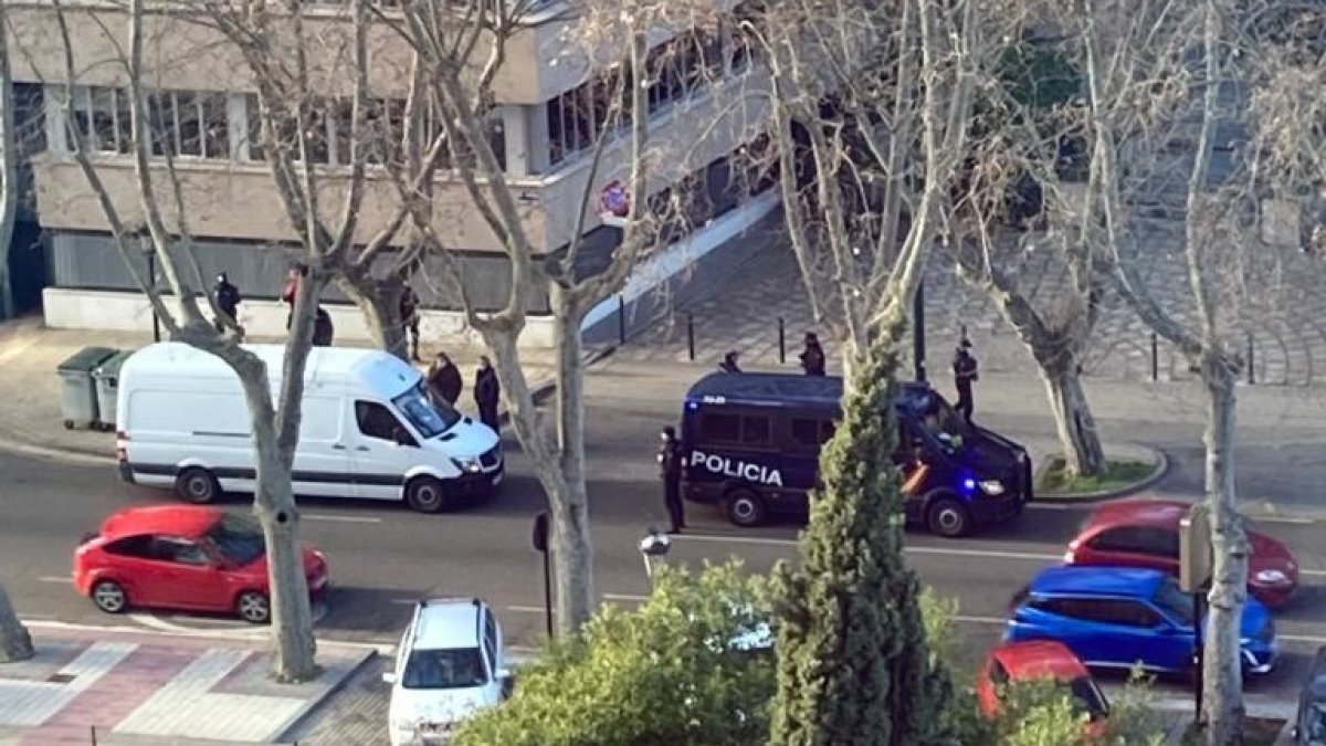 Llegada de la furgoneta con las vacunas al servicio de salud de Valladolid. E. M.