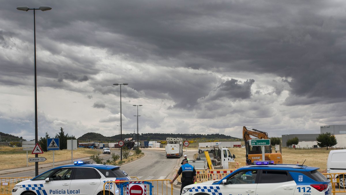 Los agentes de la Policía Local señalizan los desvíos de tráfico en la calle Laredo que estuvieron habilitados durante las fiestas de San Pedro. TOMÁS ALONSO