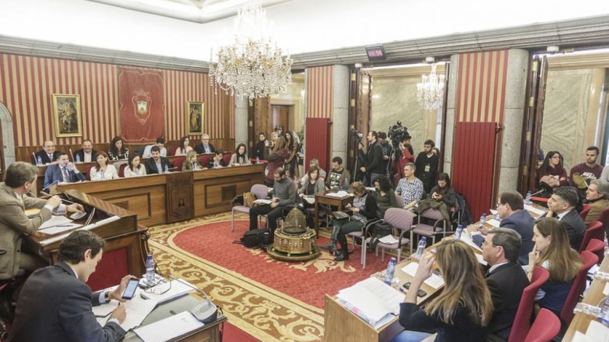 Los corporativos, ayer, en un momento de la sesión plenaria.-SANTI OTERO