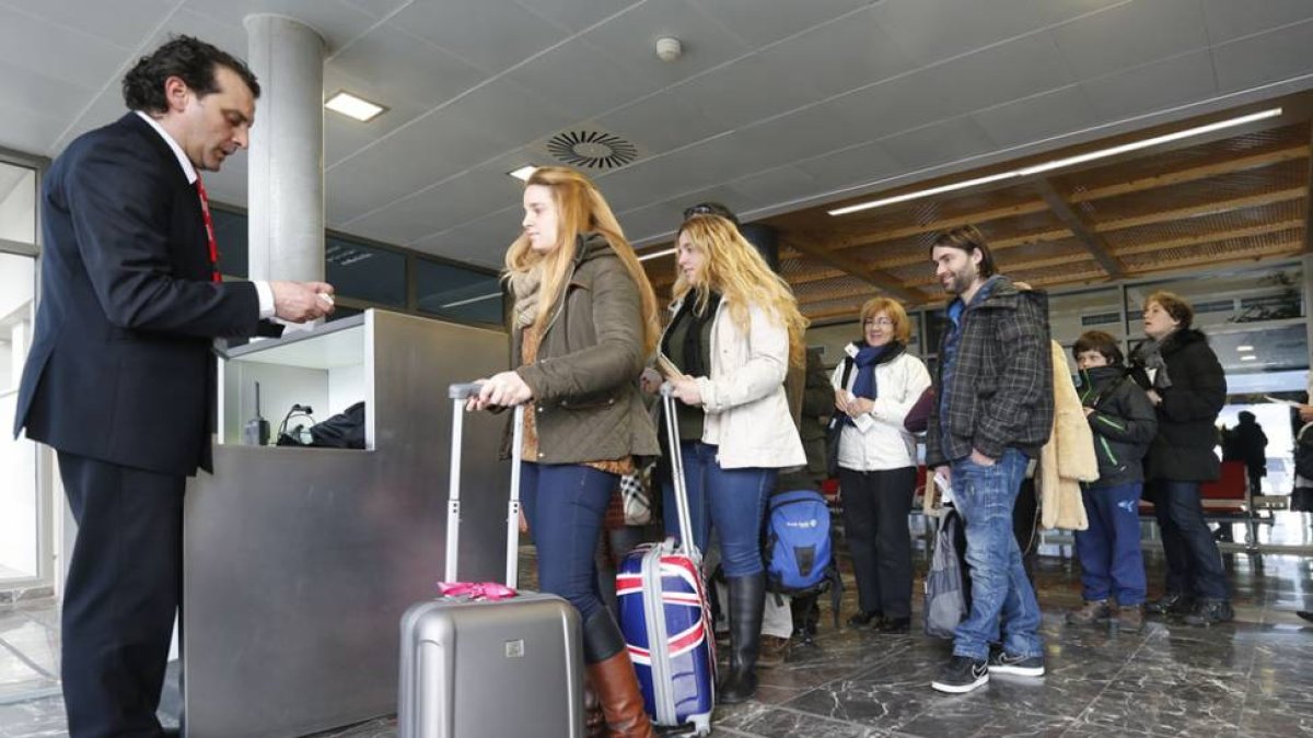 Un grupo de viajeros se prepara para embarcar en el aeropuerto de Villafría.-RAÚL G. OCHOA