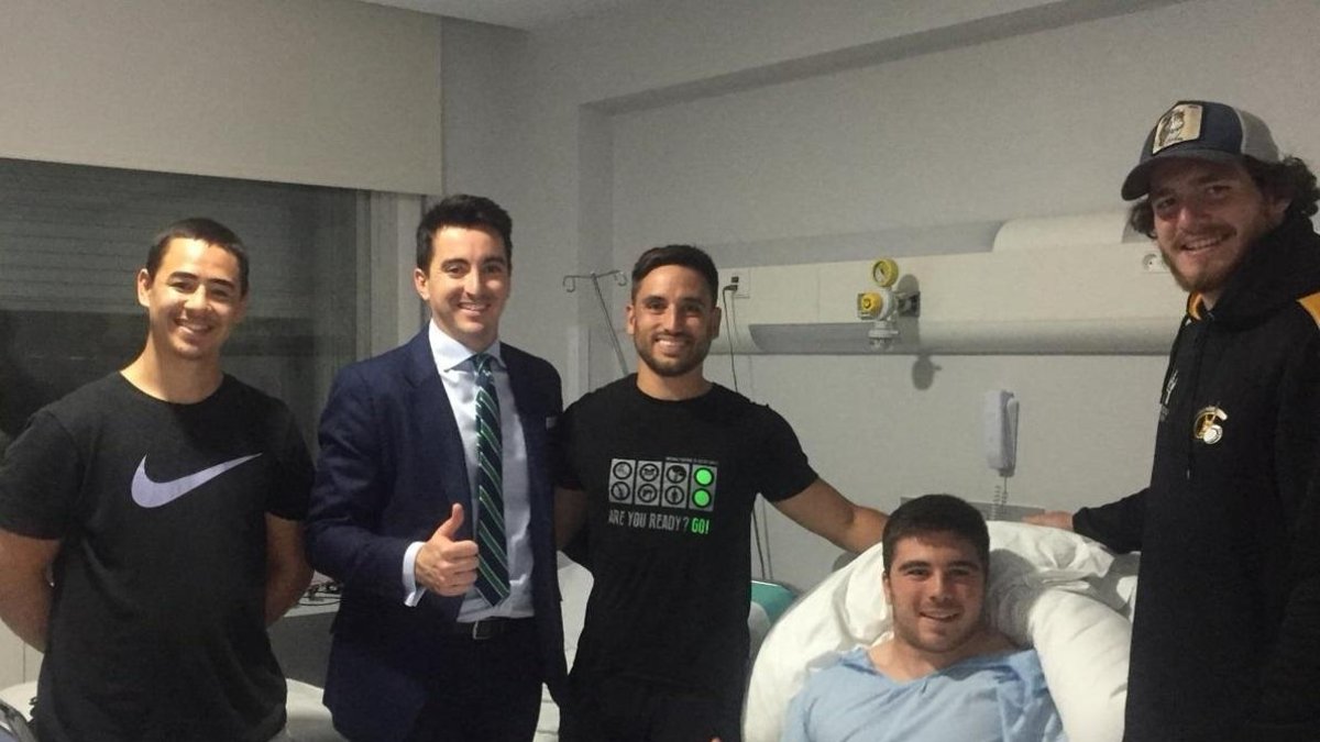 Carvajales recibió la visita del doctor Salvat, del preparador físico, Jorge Rueda, y de los compañeros Andu Masuyama y Facundo López.-ECB