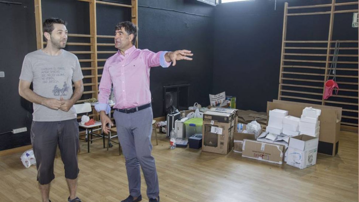 Roberto Alonso y Fernando Gómez conversan dentro de La Parrala.-SANTI OTERO