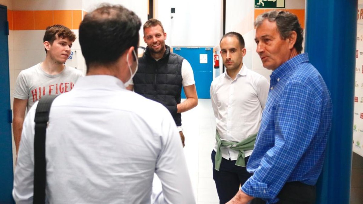 Manzanedo muestra las instalaciones de Castañares a Michu y sus ayudantes en la dirección deportiva. / BURGOS CF