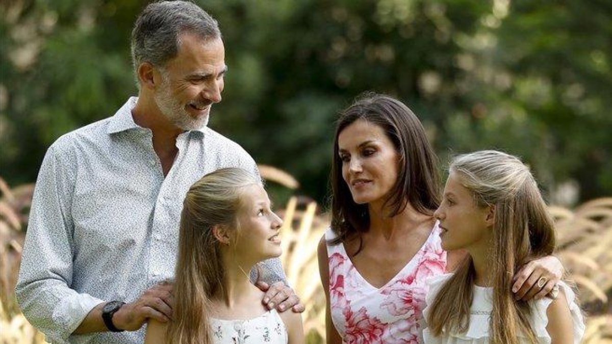 El Rey, Letizia y sus hijas, en Marivent.-