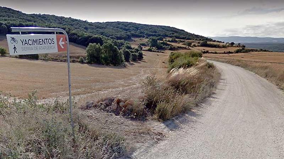 Camino que conduce a los yacimientos de Atapuerca.-RAÚL G. OCHOA