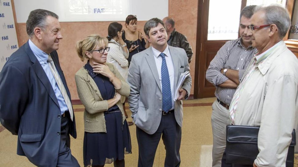 Emiliana Molero (FAE) y Carlos Díez antes de la clausura de la jornada.-Santi Otero