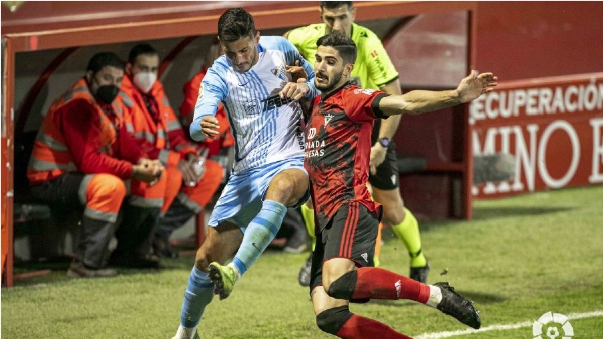Berrocal sale al corte del avance del jugador del Málaga Chavarría. LALIGA