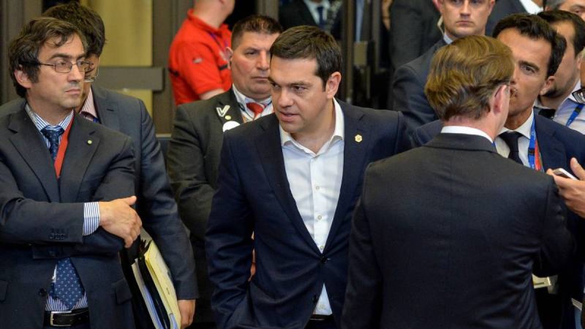 El primer ministro de Grecia, Alexis Tsipras, sale de la primera jornada de la cumbre de jefes de Estado y de Gobierno de la Unión Europea.-Foto: EFE