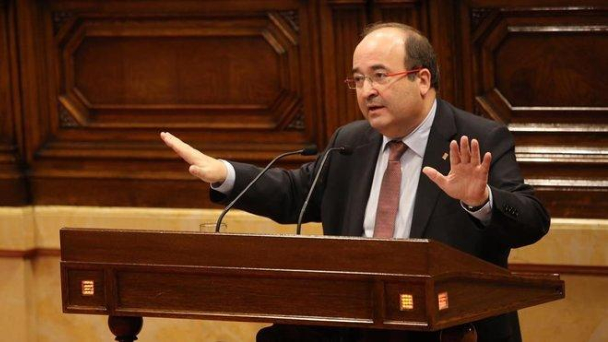 El primer secretario y diputado por el PSC, Miquel Iceta, durante una intervención en el Parlament de Cataluña.-RICARD CUGAT