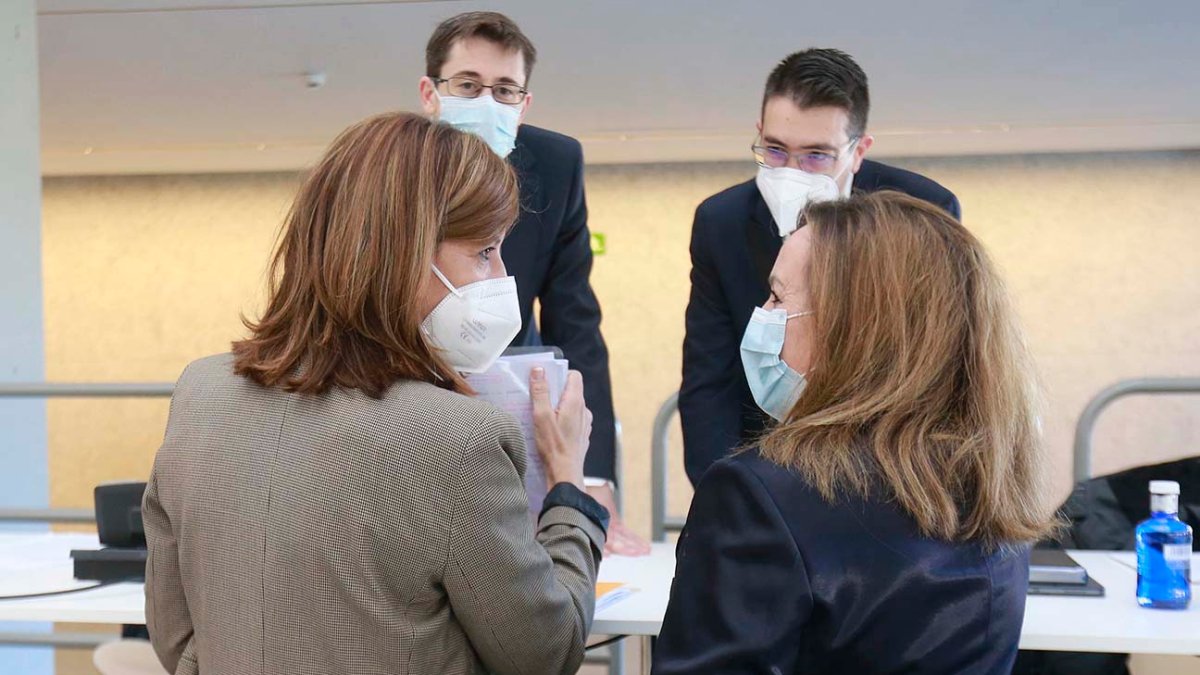 Nuria Barrio (PSOE) junto a Rosario Rodriguez Pardo,  Julio Rodríguez Vigil y Miguel Balbás (Ciudadanos). RAÚL G. OCHOA