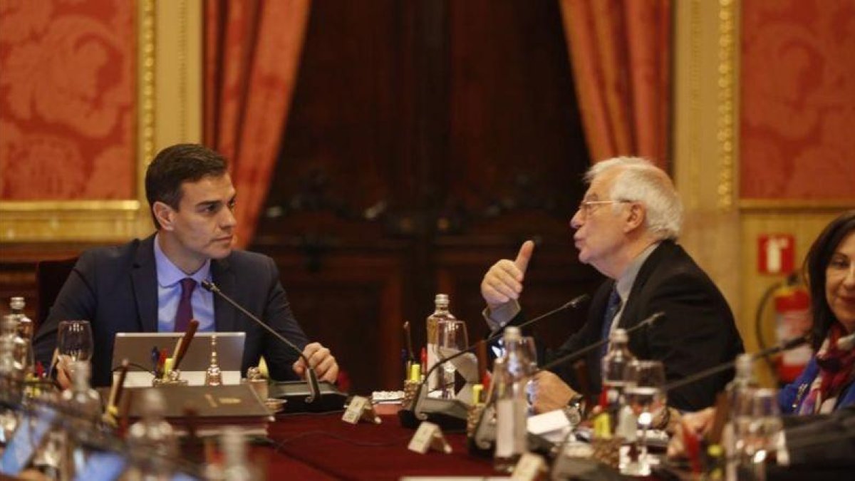 Pedro Sánchez y Josep Borrell, en el Consejo de Ministros de Barcelona.-ALBERT BERTRAN