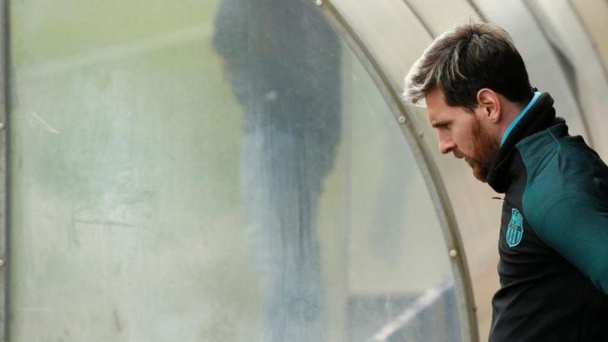 Messi entra en la ciudad deportiva de Sant Joan Despí antes del duelo con el Borussia.-REUTERS / ALBERT GEA