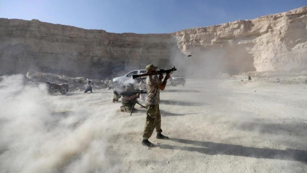 Un combatiente del Ejército Libre Sirio en un ejercicio tras graduarse.-KHALIL ASHAWI / REUTERS
