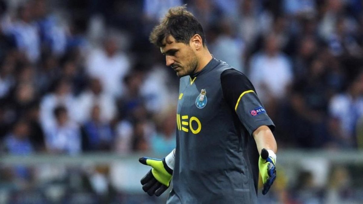 Iker Casillas, taciturno en un momento del partido del miércoles contra el Roma.-AP / PAULO DUARTE