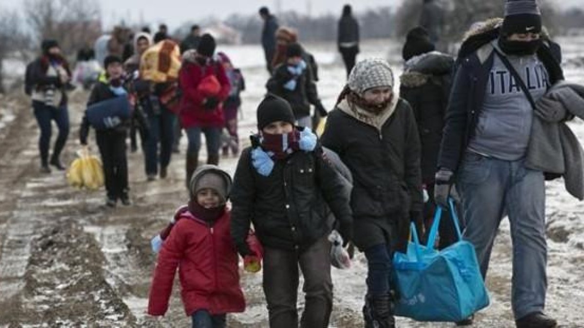 Familias de refugiados, muchos procedentes de Oriente Próximo, llegan a pie a Serbia, para continuar su viaje hacia Europa occidental, este lunes.-AP / VISAR KRYEZIU