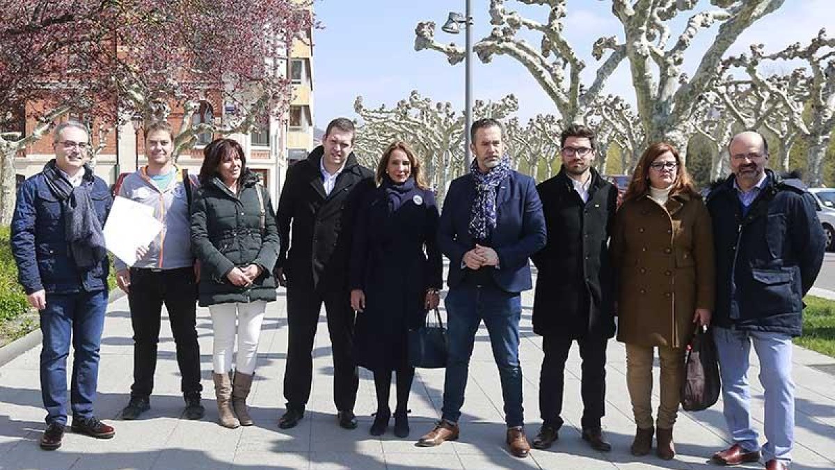 Los aspirantes al Congreso y Senado con el presidente provincial de esta formación, Ángel Martín.-ICAL
