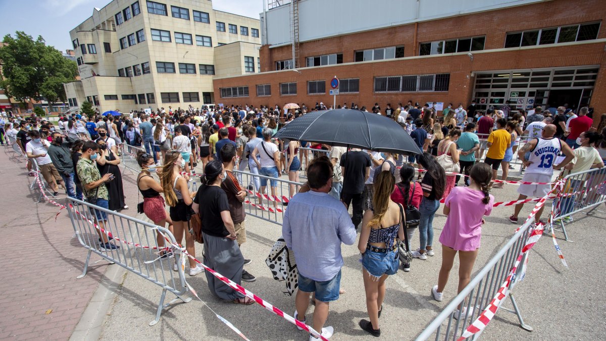 Largas colas ayer por la mañana para vacunarse. SANTI OTERO