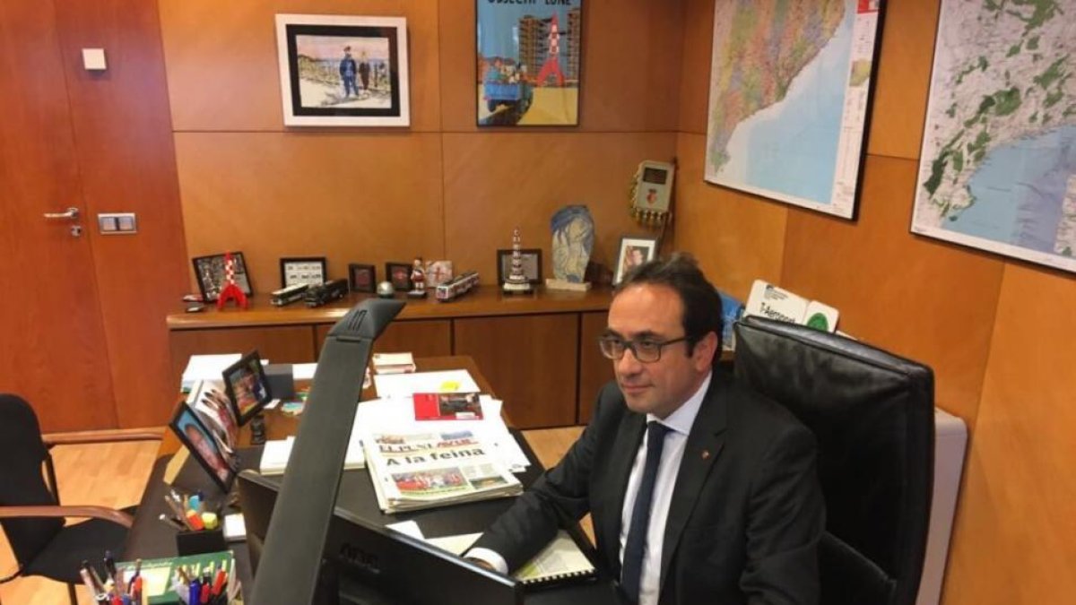 Josep Rull, en su despacho, según su cuenta de Twitter.-EL PERIÓDICO