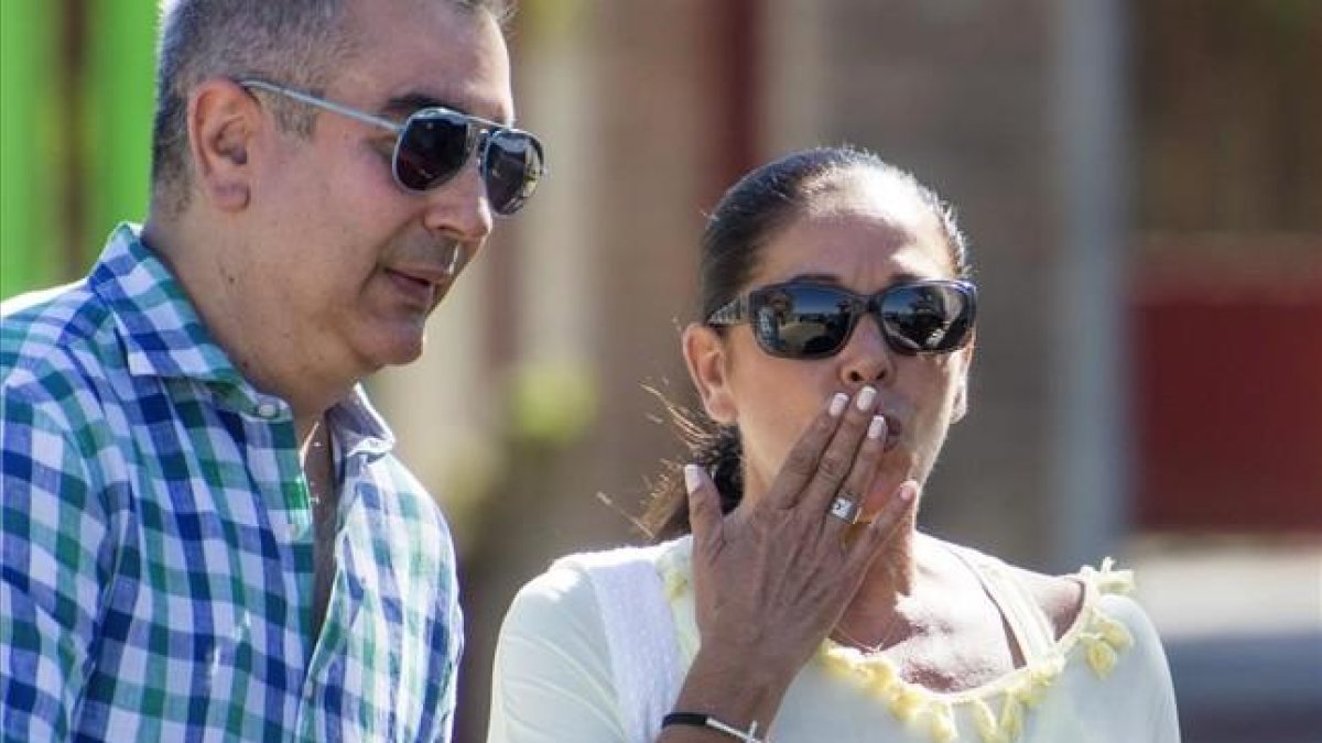 Isabel Pantoja sale de la cárcel de la cárcel de Alcalá de Guadaíra (Sevilla), acompañada de su hermano Agustín, el pasado 30 de julio.-EFE / RAUL CARO