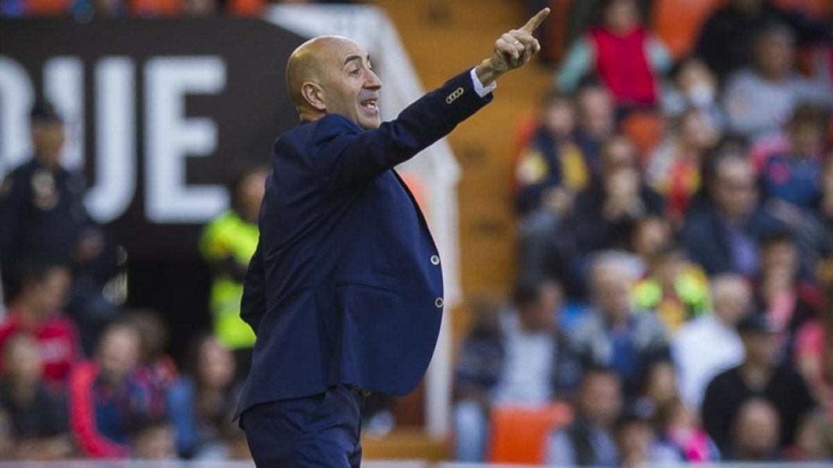 El técnico del Valencia, Pako Ayestarán, durante el partido ante el Sevilla de la pasada temporada.-MIGUEL LORENZO