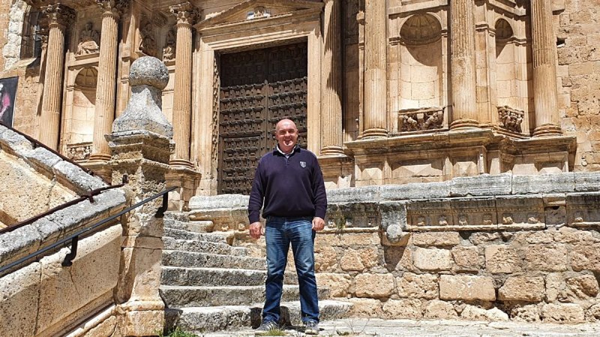 El alcalde posa junto a la Iglesia de Santa María, una de las más bellas de la comarca. L. VELÁZQUEZ