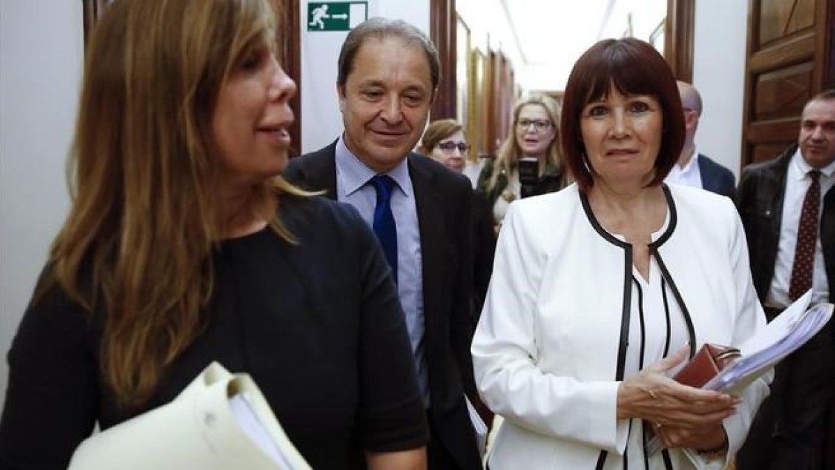 Alicia Sánchez Camacho, Micaela Navarro y Juan luis Gordo, a su llegada a la Mesa del Congreso.-Sergio Barrenechea/ EFE
