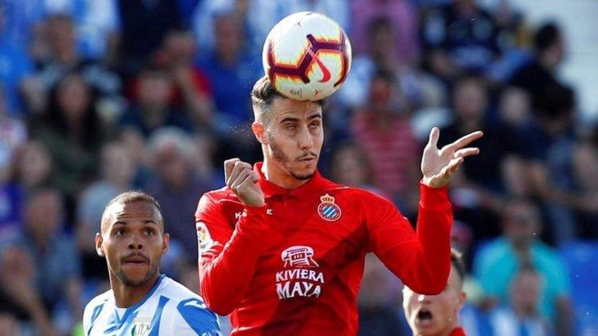 Mario Hermoso cabecea un balón en un partido del Espanyol.-EFE