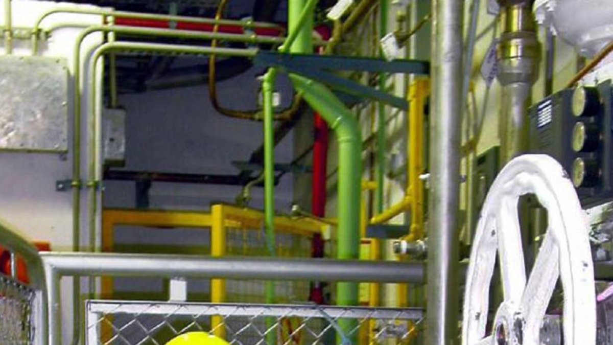 Un operario trabaja en la central nuclear de Garoña.-ECB