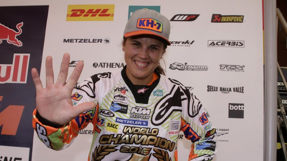 Laia Sanz celebra su quinta corona de enduro.-KH7 SPORT