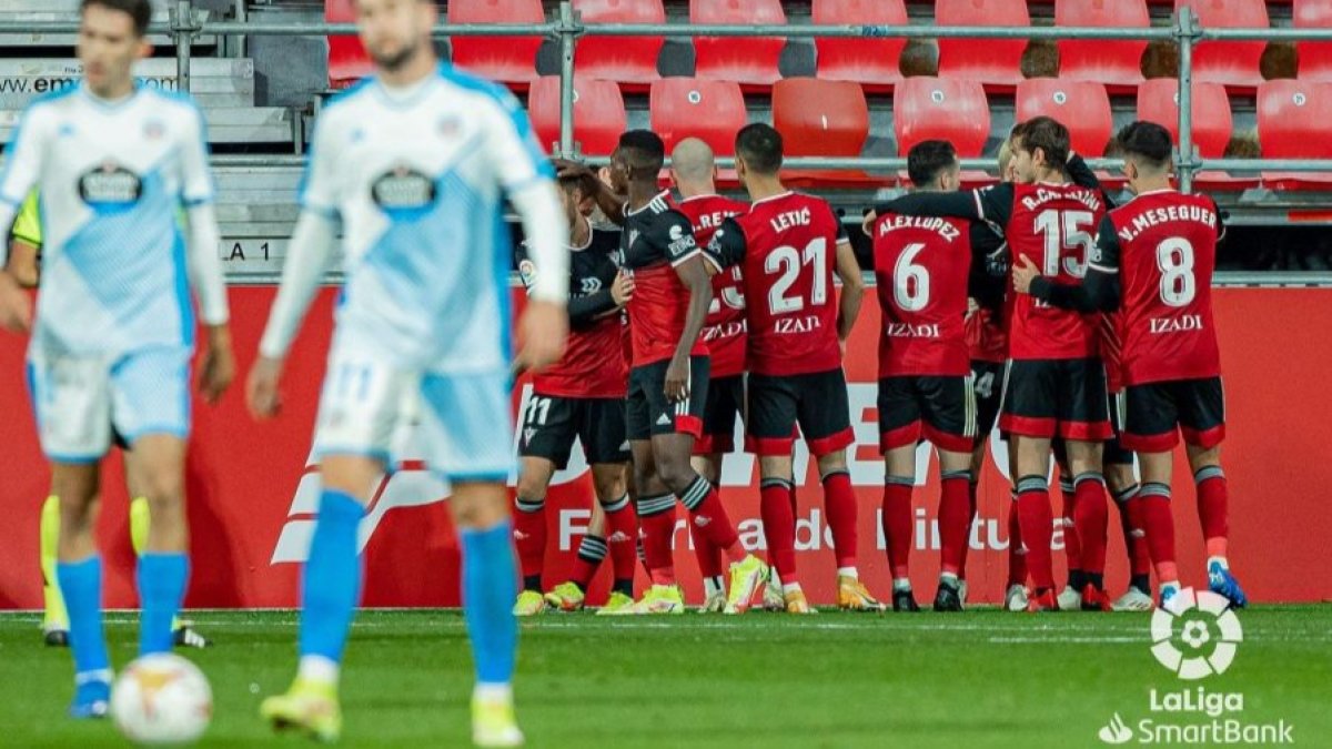 Los jugadores del Mirandés celebran uno de los tantos conseguidos ante el Lugo. LALIGA