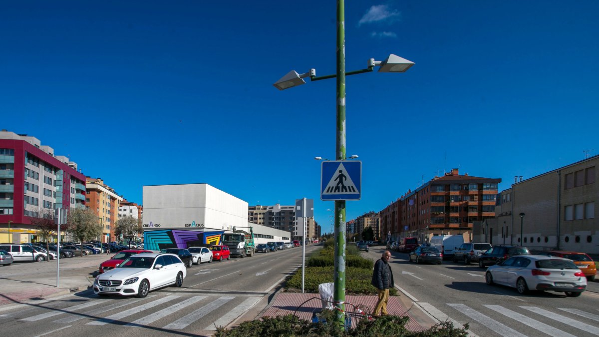 El paso de peatones de la avenida Castilla y León con José María Condón incorporará visión artificial. TOMÁS ALONSO
