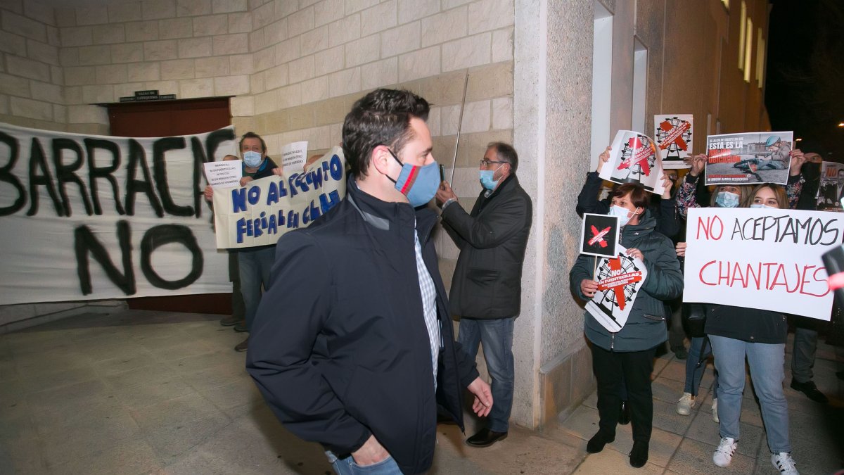 El alcalde de Burgos, Daniel de la Rosa, ayer en su llegada a la reunión con los vecinos de Fuentecillas. TOMÁS ALONSO