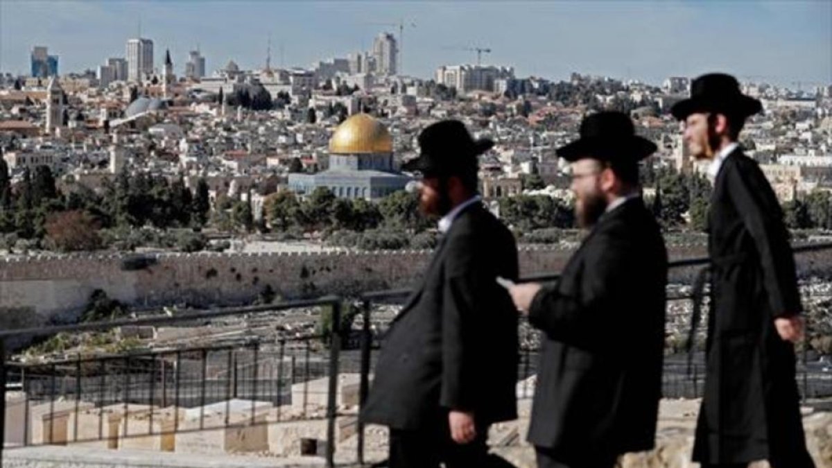 Ultraortodoxos israelís en el Monte de los Olivos de Jerusalén.-AFP / THOMAS COEX