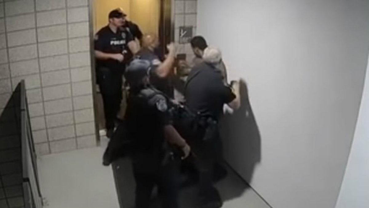 Imagen del incidente protagonizado por agentes de policía de Mesa-/ EL PERIÓDICO